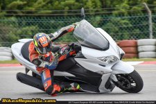 2017-Suzuki-Burgman-400-knee drag.jpg
